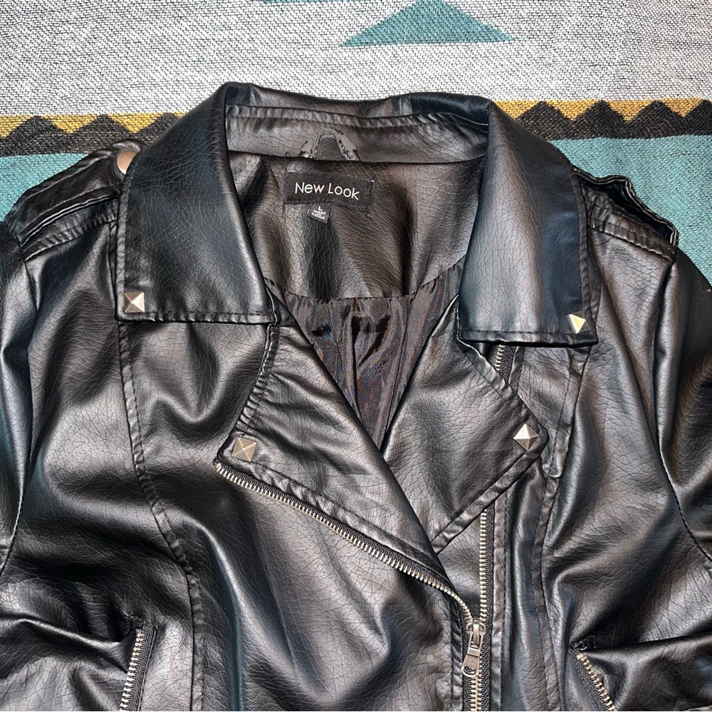 New Look Faux Leather Women's Cropped Black Zipper Accented Jacket - Picture 2 of 10